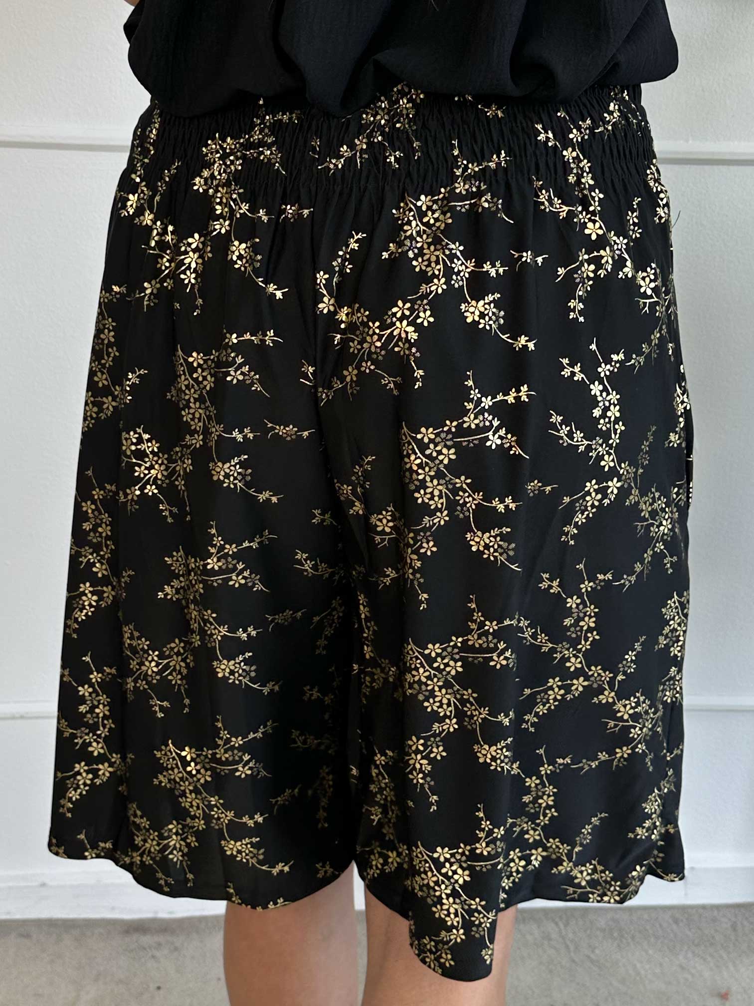 Pams Gold Short Knickers - Shorts i elastisk stof med elastikkant